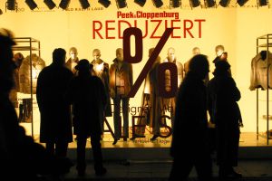 Escaparate berlinés de la firma Peek & Cloppenburg en plenas rebajas.