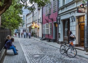 Casas típicas en la calle empedrada Jana del centro de Riga.