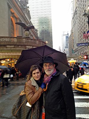 Marta Rivera de la Cruz con su padre, Paco Rivera Cela, delante de la Grand Central Station.