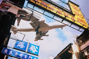 Un avión sobre la ciudad de Hong Kong.