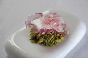 Flor de hisbisco con pisco sour.