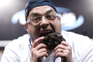 El cocinero italiano Andrea Tumbarello pagó 3.000 euros por esta trufa en la tradicional subasta benéfica de Madrid Fusión.