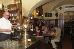 Los tigres adornan las estanterías y hasta el grifo de cerveza en U Zlateho Tygra.