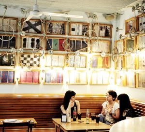 Interior del café La Musa, en el madrileño barrio de Malasaña.