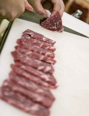 Corte de una pieza de buey Wagyū, una de las carnes más preciadas del mundo. Corte de una pieza de buey Wagyū, una de las carnes más preciadas del mundo.