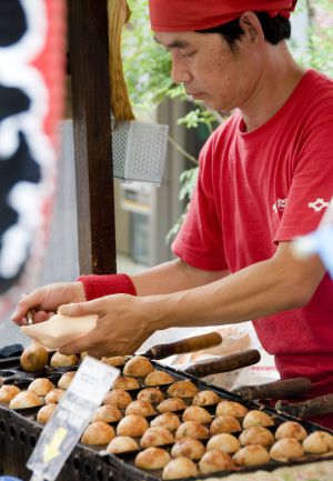 Puesto callejero de takoyaki en el centro de Osaka. Puesto callejero de takoyaki en el centro de Osaka.