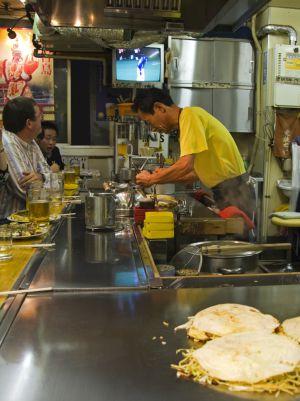 Preparación de okonomiyakis en un restaurante de comida rápida en la ciudad japonesa de Hiroshima (Japón). Preparación de okonomiyakis en un restaurante de comida rápida en la ciudad japonesa de Hiroshima (Japón).