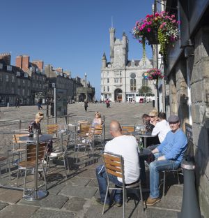 Terraza en la plaza de Castlegate, en la ciudad escocesa de Aberdeen.