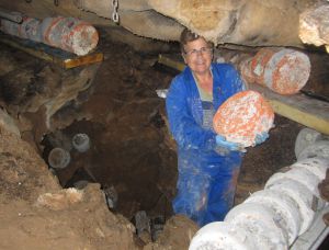 Covadonga Fernández en la cueva de la majada de Gumartini, en Cangas de Onís.