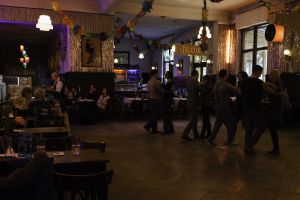 Clases de baile en el salón del Restaurante Gipsy.