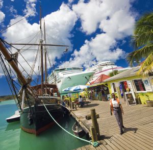 Barcos crucero y un gran velero en el puerto de St. John’s, en la isla caribeña de Antigua.