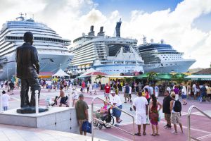 Varios barcos crucero atracados en el puerto de St. Martin, en el Caribe.