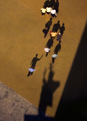 Paseantes por el casco antiguo de Cracovia.
