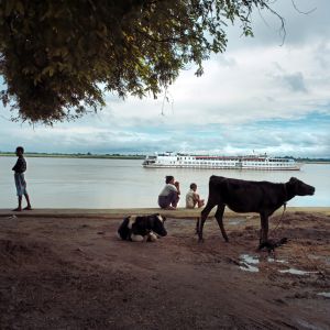 La orilla del río Irawadi, con el 'Road to Mandalay' anclado entre sus aguas ocres.
