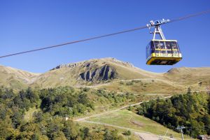 Una cabina del teleférico que conecta Le Mont-Dore con la base del Puy de Sancy (1.885 metros), el volcán más alto de Francia.