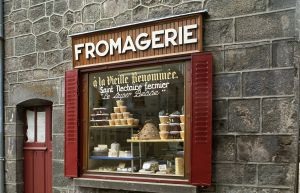 Escaparate de una quesería en la región francesa de Auvernia.