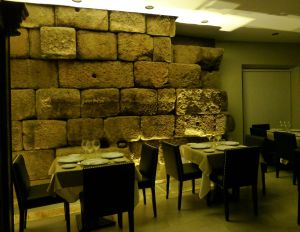 El comedor del restaurante deja a la vista los restos del Arco de Adriano, costrucción romana de 2.000 años de antigüedad.