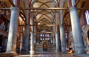 Interior de la iglesía de Santa Maria Gloriosa Dei Frari, en Venecia.