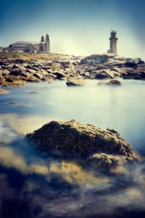 El santuario de la Virgen da Barca y el faro de Muxía.