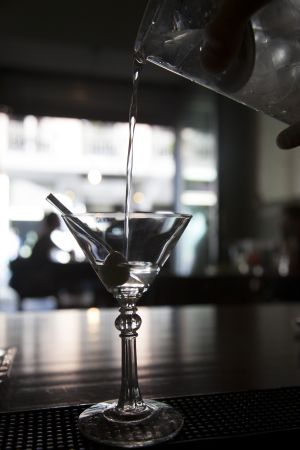 Una copa de Martini en la barra del 1862 Dry Bar, en la madrileña calle del Pez.