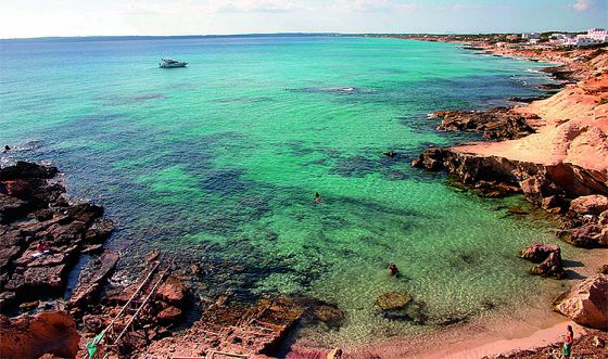 Aguas cristalinas gracias a las algas posidonias en Formentera.