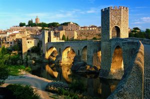 El pueblo medieval de Besalú, que puede servir de punto de partida para una ruta por la comarca de La Garrotxa (Girona).