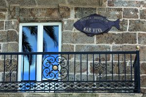 Detalle de la fachada de Mar Viva, en Corcubión (A Coruña). Detalle de la fachada de Mar Viva, en Corcubión (A Coruña).