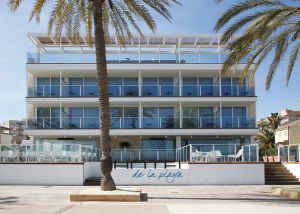Fachada del Hotel de la Playa, en Pobla de Farnals (Valencia). Fachada del Hotel de la Playa, en Pobla de Farnals (Valencia).