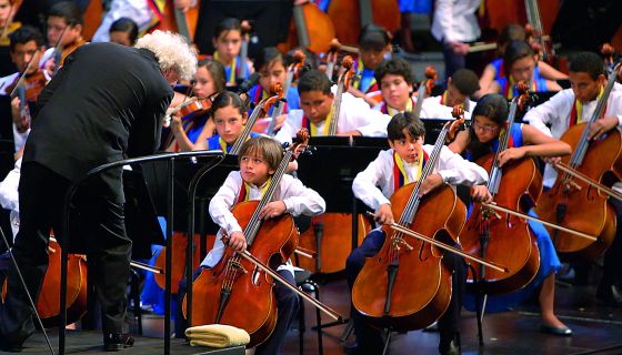 Simon Rattle con la Orquesta Sinfónica Nacional de Venezuela en Salzburgo.