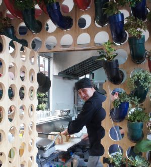 Interior de uno de los restaurantes de la Container City de Bogotá.