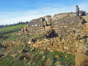 Un niño visitanto el yacimiento romano de Ziglis, cerca de Tánger, en Marruecos.