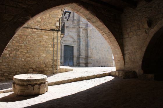 Arcos góticos en el pueblo de Ares.