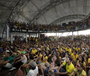 Aficionados viendo un partido de Brasil en el Circo Voador durante el Mundial de Sudáfrica 2010 Aficionados viendo un partido de Brasil en el Circo Voador durante el Mundial de Sudáfrica 2010