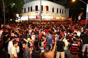 Seguidores del Flamengo celebrando una victoria de su equipo en 2011 ante el bar Baixo Gávea, en la plaza Santos Dummont (Río de Janeiro). Seguidores del Flamengo celebrando una victoria de su equipo en 2011 ante el bar Baixo Gávea, en la plaza Santos Dummont (Río de Janeiro).