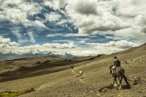 Ruta a caballo por el Cajón del Maipo, con el volcan San José al fondo.
