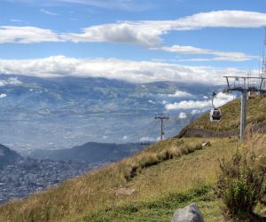 Teleférico que asciende desde el norte de la ciudad de Quito a las faldas del volcán Guagua Pichincha, a 4.100 metros de altitud, desde donde se puede contemplar la capital ecuatoria rodeada de montañas. Teleférico que asciende desde el norte de la ciudad de Quito a las faldas del volcán Guagua Pichincha, a 4.100 metros de altitud, desde donde se puede contemplar la capital ecuatoria rodeada de montañas.