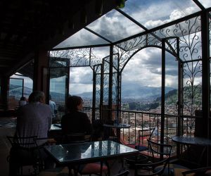 Vistas del centro histórico de Quito desde una terraza del barrio de Itchimbía. Vistas del centro histórico de Quito desde una terraza del barrio de Itchimbía.