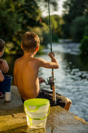 Un niño pescando en una de las riberas extremeñas.