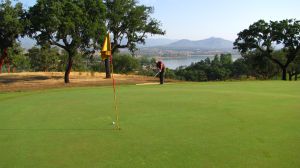 Campo de golf de Parraluz, junto al embalse de Borbollón.