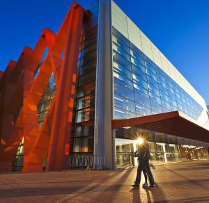 El edificio que alberga el museo de la Evolución Humana, en Burgos, es un proyecto del arquitecto Juan Navarro Baldeweg. El edificio que alberga el museo de la Evolución Humana, en Burgos, es un proyecto del arquitecto Juan Navarro Baldeweg.