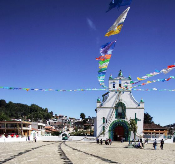 Iglesia de San Juan Chamula, famosa por los rituales sincréticos que se realizan en ella.