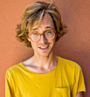 Erlend Øye presentará su segundo disco en el Poble Espanyol. Erlend Øye presentará su segundo disco en el Poble Espanyol.