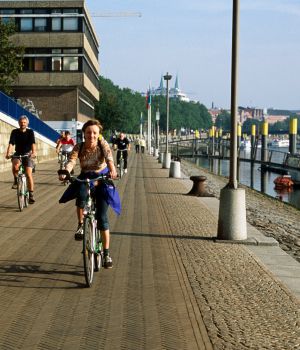 Carril bici junto al río Weser, en Bremen. Carril bici junto al río Weser, en Bremen.