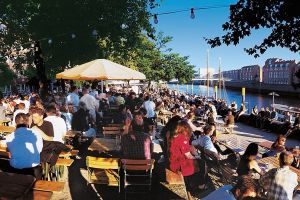 Terraza en el paseo de Schlachte, en la ribera del río Weser. Terraza en el paseo de Schlachte, en la ribera del río Weser.