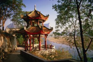 Un templo con vistas al río Li cerca de Yangshuo (China).