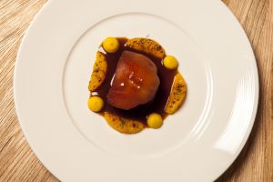 Un plato de Morales: cochinillo menorquín asado con naranja y clavo.
