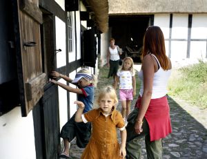 Visitantes en el museo Frilandsmuseet. Visitantes en el museo Frilandsmuseet.