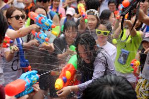 Guerra de pistolas de agua en el barrio universitario de Sinchon