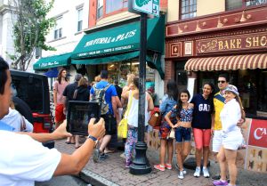 Turistas ante la pastelería Carlo's, en Hoboken (Nueva Jersey). Turistas ante la pastelería Carlo's, en Hoboken (Nueva Jersey).