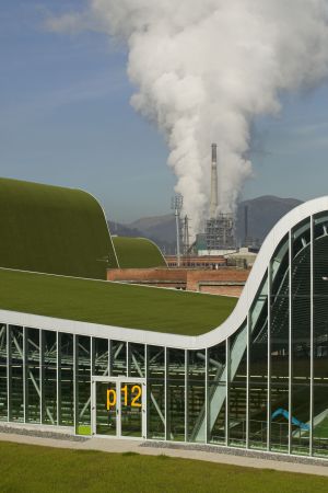 El centro deportivo de Langreo, obra de Javier Pérez Uribarri y ACXT Arquitectos.